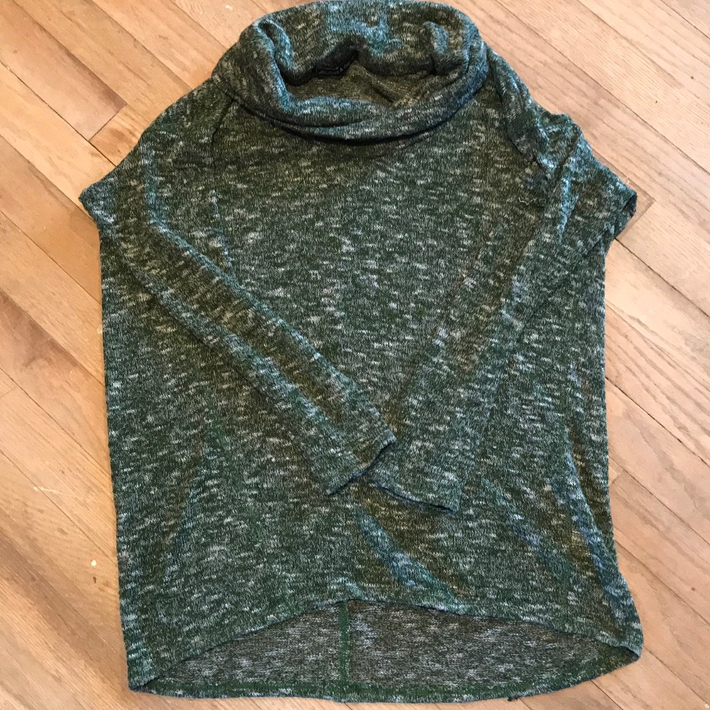 Harlow & Graham Light Weight Green Sweater 💚🍀